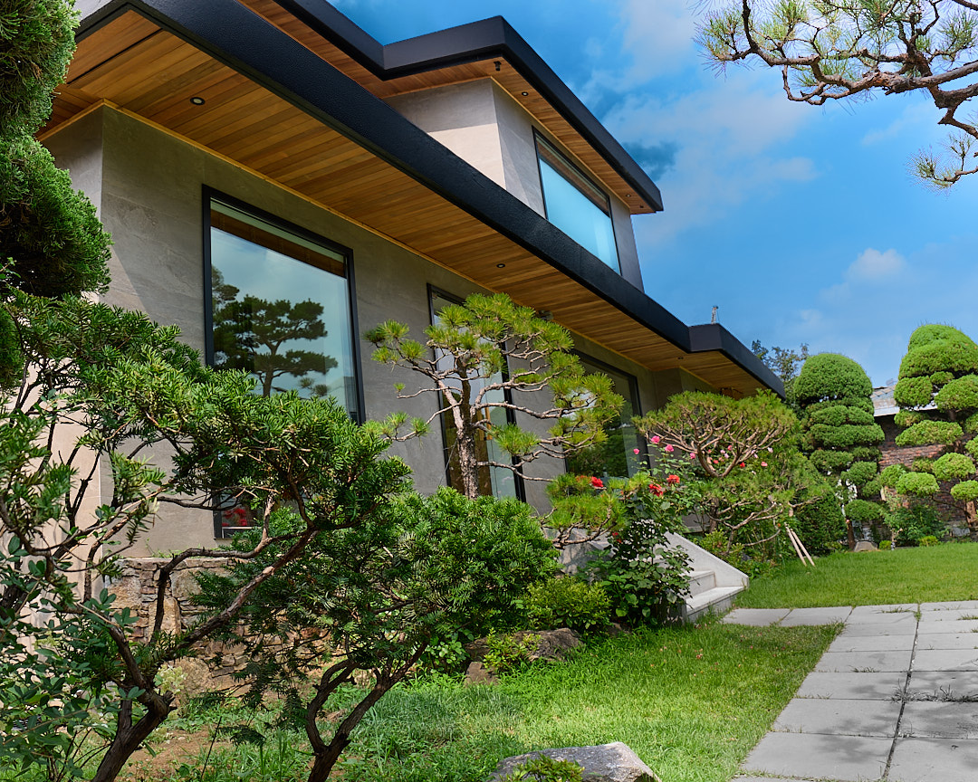 L’ESTIU surrounded by its garden in Hannam-dong