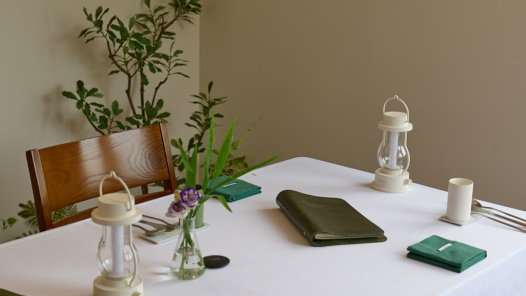 A table set for guests at L’ESTIU